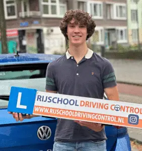 Leerling viert behalen rijbewijs – tips over hoe kies je de juiste rijschool