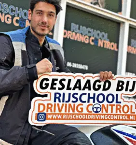 Geslaagde leerling na flexibele motorrijlessen in Rotterdam – snel slagen op jouw eigen tempo