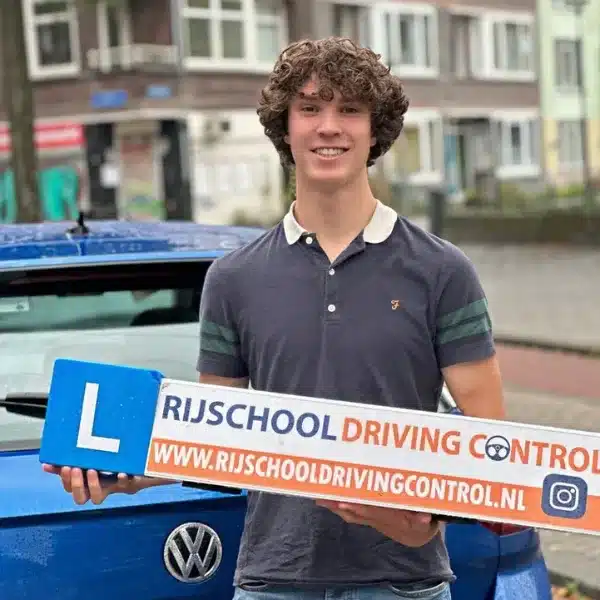 Leerling slaagt voor auto examen in een Rijschool Rotterdam