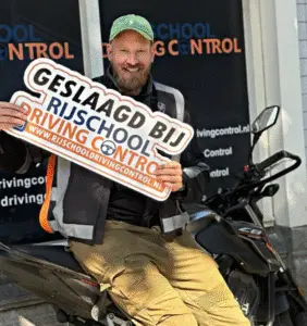 Geslaagde leerling na motorrijles voor beginners, praktische tips voor veilig en zelfverzekerd motorrijden