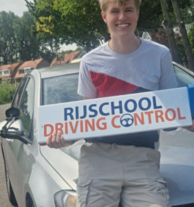 Blije leerling toont rijbewijs na autorijlessen voor volwassenen in Rotterdam