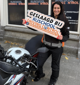 Geslaagde dame met rijbewijs – De populairste routes voor motorrijlessen