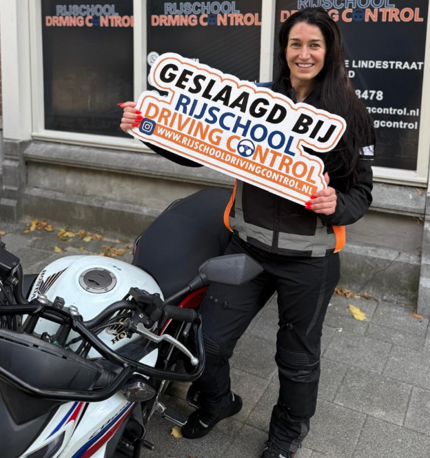 Geslaagde dame met rijbewijs – De populairste routes voor motorrijlessen