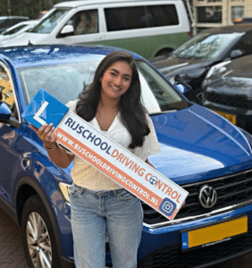 Geslaagde dame na het behalen van haar rijbewijs – Rijlessen volgen in Rotterdam vs. Schiedam