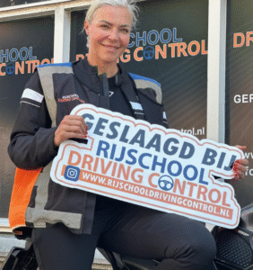 Geslaagde leerling geniet van haar motorrijbewijs – de voordelen van motorrijden voor je mentale gezondheid in de praktijk
