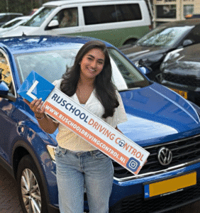 Geslaagde leerling tijdens autorijles in Rotterdam – praktijkervaring in druk stadsverkeer