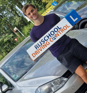 Geslaagde leerling na persoonlijke beoordeling voor een spoedcursus rijbewijs op maat – hoe wij jouw spoedcursus rijbewijs op maat berekenen