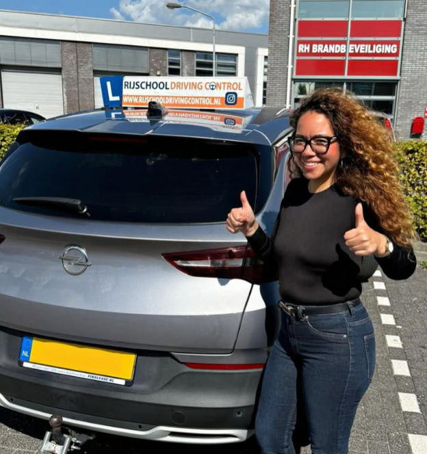 Geslaagde leerling na praktijkexamen met focus op beste tips voor je praktijkexamen als je lest in Rotterdam Zuid