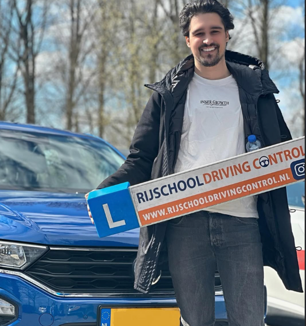Nieuwe bestuurder geslaagd bij Rijschool Rotterdam Zuid naast lesauto
