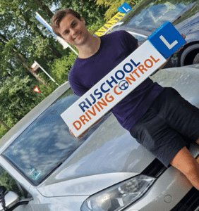 Leerling is geslaagd voor zijn automaat rijbewijs na extra begeleiding voor zijn faalangst