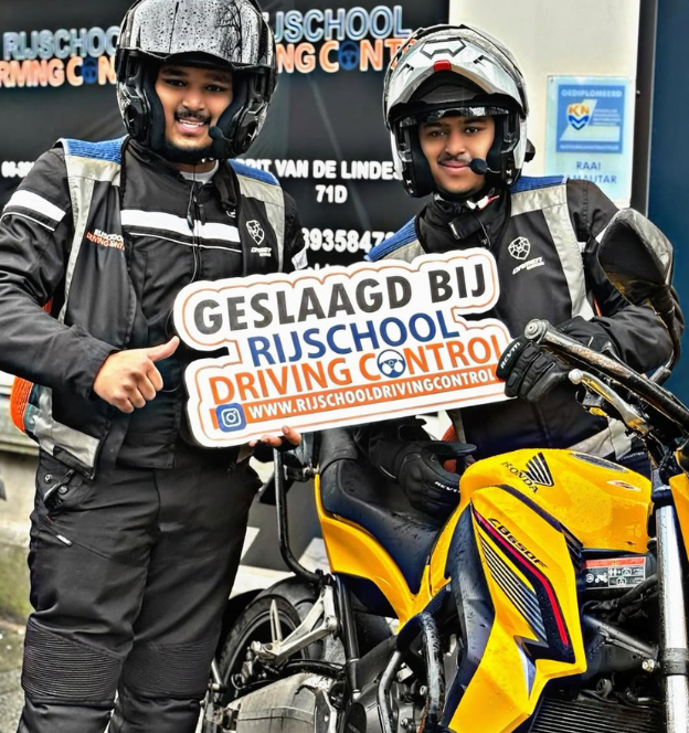 geslaagde motorrij leerling die de 7 dingen die elke motorrijder moet kunnen beheerst