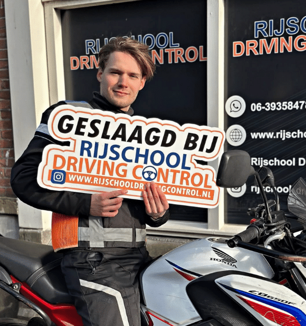 Leerling op een motor tijdens rijles met Motor praktijkexamen tips