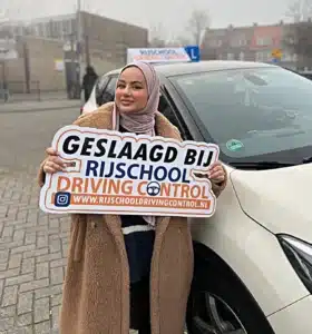 Rijles 16.5 jaar Rotterdam: Begin je autorijles bij Driving Control voor een veilige start.