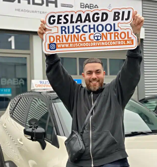 Leerling slaagt bij een rijschool in Rotterdam, met een hoge Slagingspercentage