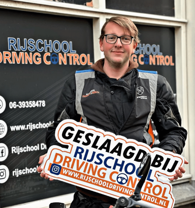 Leerling volgt een motor rijles in Rotterdam bij Rijschool Driving Control op een zware motor