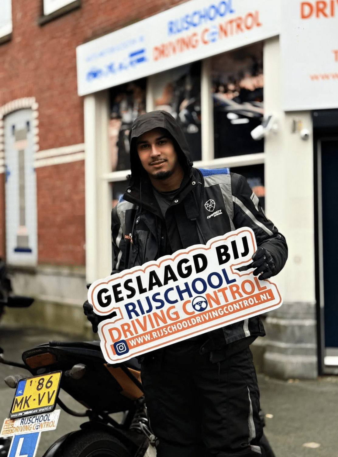 Leerling op een lesmotor die leert over de motorrijbewijs leeftijd regels