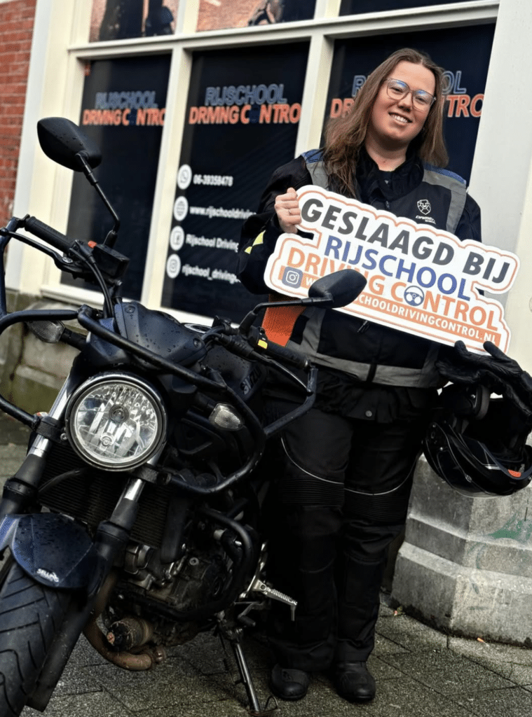 Motorrijbewijs spoedcursus Rotterdam: Snel en veilig je motorrijbewijs halen bij Rijschool Driving Control.